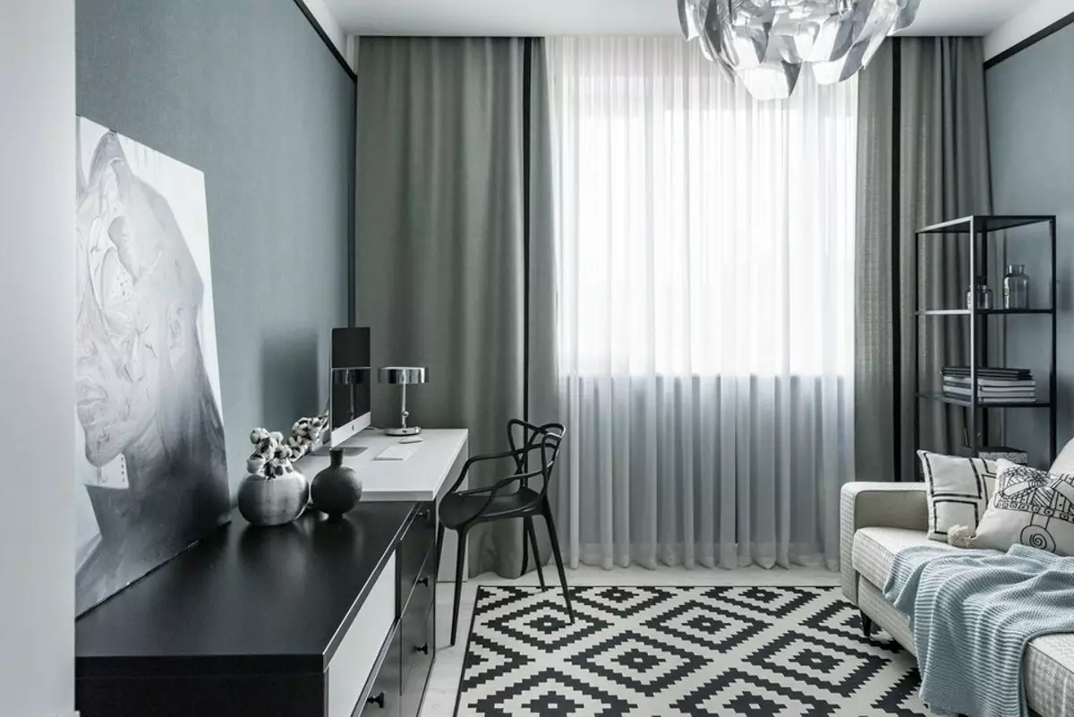 Interior no estàndard de la casa a Yekaterinburg: color negre i blanc, accents brillants i elements de xalet 3891_11