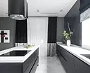 Ikke-standard interiør i huset i Jekaterinburg: svart og hvit farge, lyse aksenter og hytteelementer 3891_14