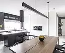 Interior bukan standard rumah di Yekaterinburg: warna hitam dan putih, aksen terang dan elemen chalet 3891_17