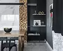 Neestalni interijer kuće u Jekaterinburgu: crno-bijela boja, svijetli akcenti i elementi brvnare 3891_20