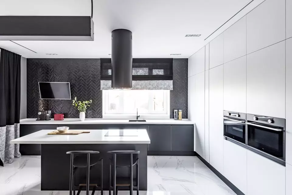 الداخلية غير القياسية للمنزل في يكاترينبرج: اللون الأسود والأبيض، لهجات مشرقة وعناصر شاليه 3891_3
