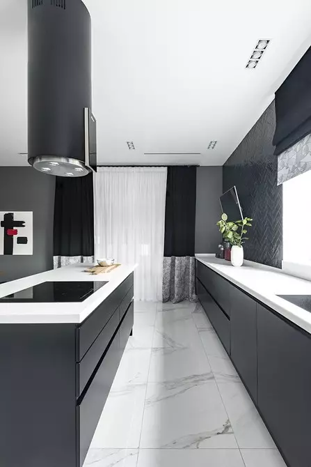 Interior no estàndard de la casa a Yekaterinburg: color negre i blanc, accents brillants i elements de xalet 3891_63