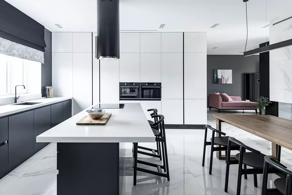 Interno non standard della casa a Ekaterinburg: colore bianco e nero, accenti luminosi e elementi chalet 3891_64