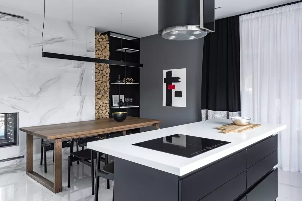 Interior bukan standard rumah di Yekaterinburg: warna hitam dan putih, aksen terang dan elemen chalet 3891_65