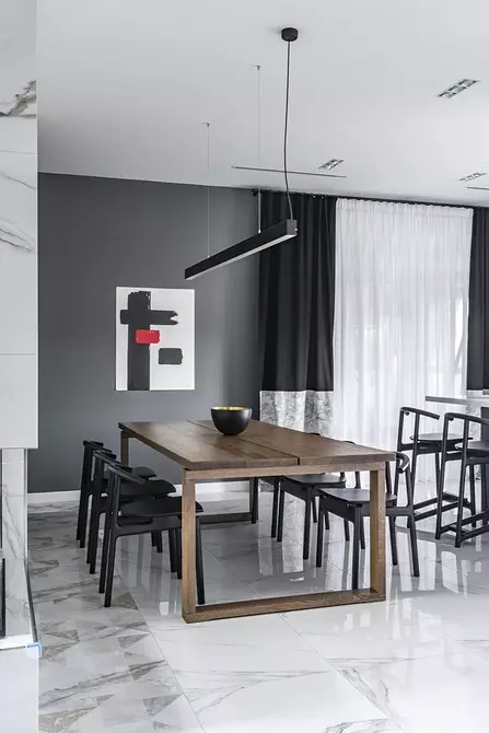 داخلی غیر استاندارد خانه در Yekaterinburg: رنگ سیاه و سفید، لهجه های روشن و عناصر کلبه 3891_68