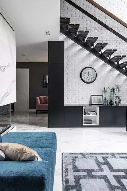 Interior no estàndard de la casa a Yekaterinburg: color negre i blanc, accents brillants i elements de xalet 3891_75