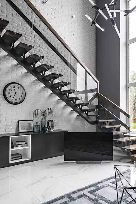 Interior no estándar de la casa en Yekaterinburg: color blanco y negro, acentos brillantes y elementos de chalet. 3891_76