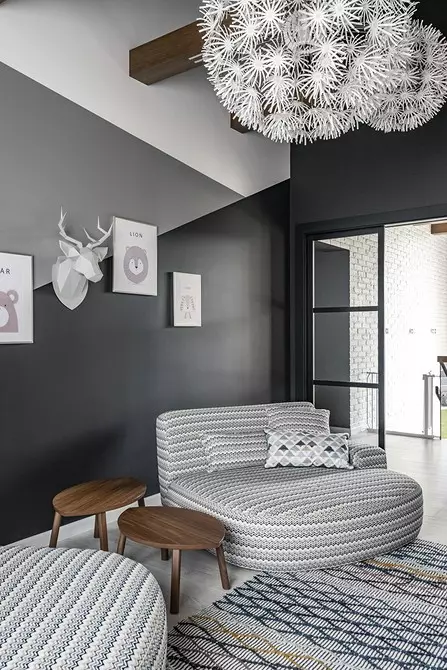 Interno non standard della casa a Ekaterinburg: colore bianco e nero, accenti luminosi e elementi chalet 3891_87