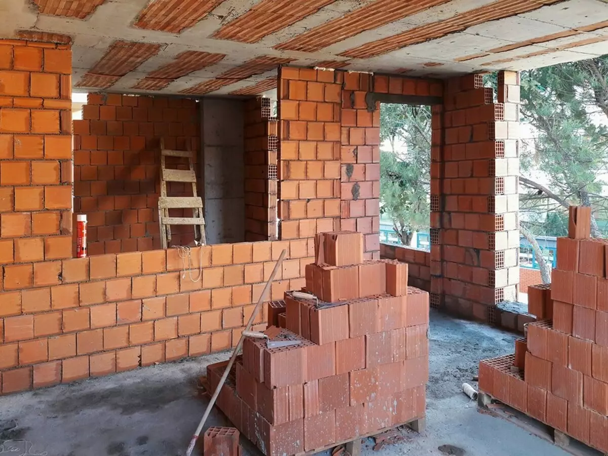 Construire une maison faite de briques creuses: caractéristiques, avantages et inconvénients 3928_11