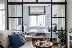 Wenig skandinavische Wohnung mit weißen Wänden und blauen Akzenten 4048_1