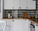 Μικρό σκανδιναβικό διαμέρισμα στυλ με λευκούς τοίχους και μπλε τόνους 4048_11