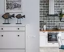 Mali skandinavski stil apartma z belimi stenami in modrimi naglasi 4048_13