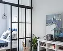 Apartament i vogël skandinav stili me mure të bardha dhe thekse blu 4048_15