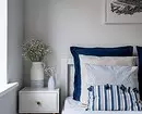 Малкият апартамент скандинавски стил с бели стени и сини акценти 4048_16