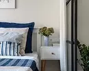 Apartament i vogël skandinav stili me mure të bardha dhe thekse blu 4048_17