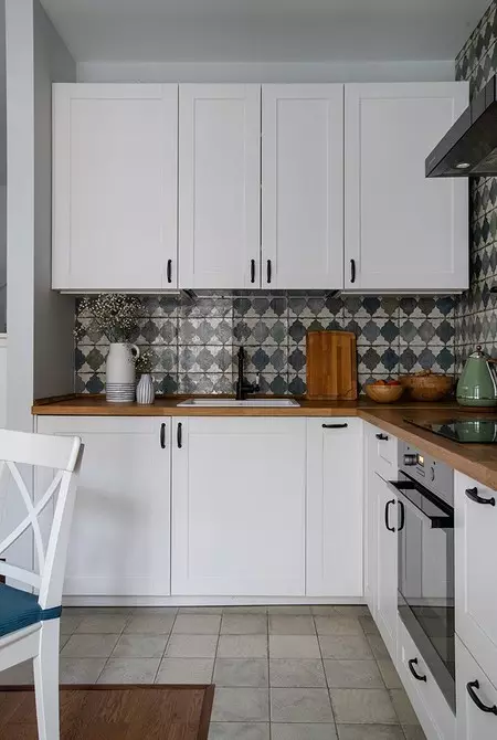 Pequeno apartamento de estilo escandinavo con paredes brancas e acentos azuis 4048_22