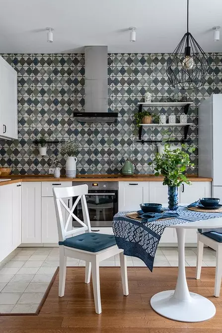 Pequeno apartamento de estilo escandinavo con paredes brancas e acentos azuis 4048_23