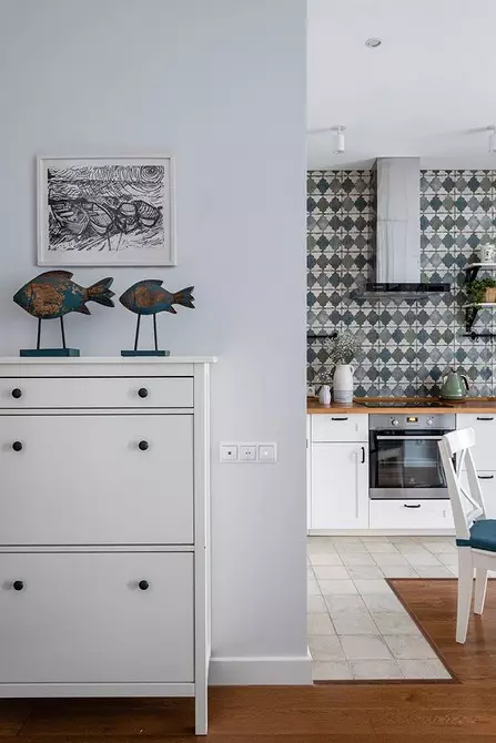 Μικρό σκανδιναβικό διαμέρισμα στυλ με λευκούς τοίχους και μπλε τόνους 4048_24