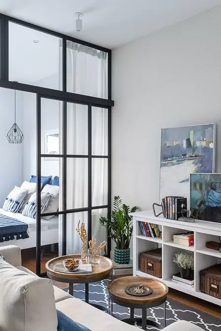 Μικρό σκανδιναβικό διαμέρισμα στυλ με λευκούς τοίχους και μπλε τόνους 4048_26