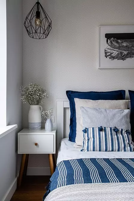 Малку скандинавски стил стан со бели ѕидови и сини акценти 4048_27