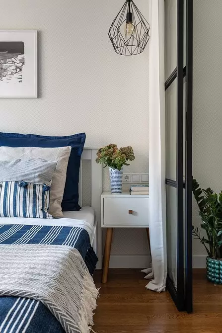 Little Skandināvijas stila dzīvoklis ar baltiem sienām un ziliem akcentiem 4048_28