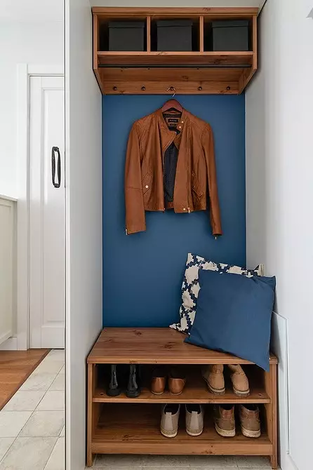 Little Skandināvijas stila dzīvoklis ar baltiem sienām un ziliem akcentiem 4048_31