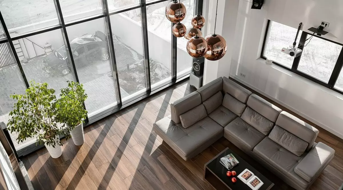 Tre-etasjes minimalisme hus: interiør som overfører til fremtiden