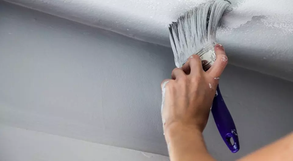 天井から白くなることを素早く洗い流す方法：4つの最良の方法 4122_5