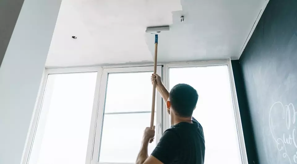 Come lavare rapidamente sbiancamento dal soffitto: 4 modi migliori 4122_6