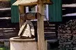 Hur man gör en vattenförsörjning på stugan från brunnen: Installation av ett system för säsong och permanent bostad