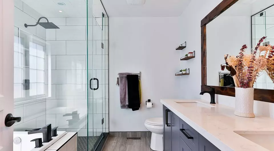 8 Dinge, die Zeit von Ihrem Badezimmer wegwerfen