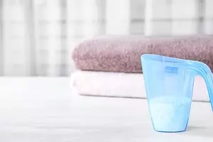 Ne tikai mazgāšanai: 8 veidi, kā izmantot skābekļa balinātāju tīrīšanā un ikdienas dzīvē 4253_1