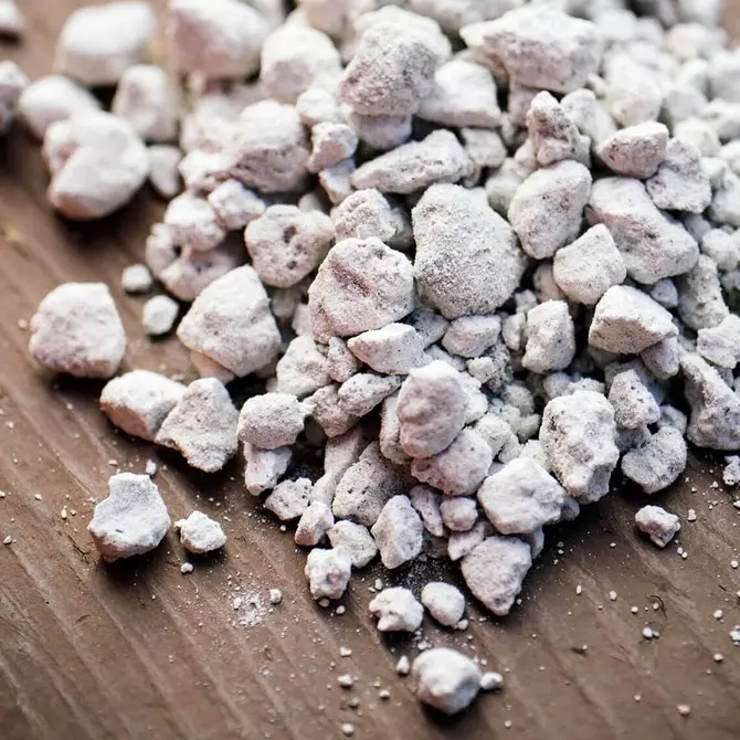 Quelle est la différence entre la perlite de vermiculite (et pourquoi elles sont utilisées différemment) 43358_5