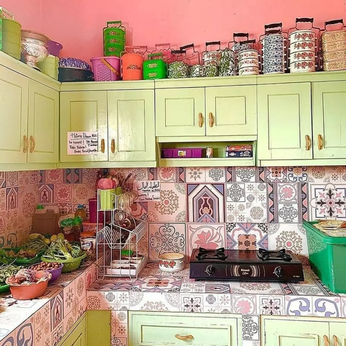 Небанальний вибір: фісташковий колір в інтер'єрі кухні (70 фото) 4358_72