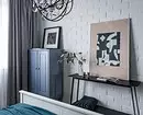 Tavanet e betonit, muret me tulla dhe mobilje Ikea: Brendshme e apartamentit të stilit të papafingo 4442_27