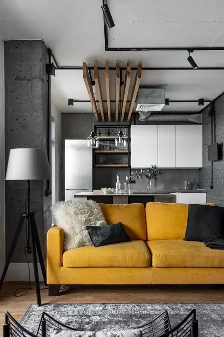 Betona griesti, ķieģeļu sienas un mēbeles Ikea: interjers bēniņu stila dzīvoklis 4442_32