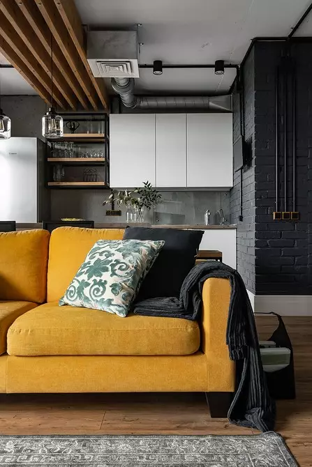 Betona griesti, ķieģeļu sienas un mēbeles Ikea: interjers bēniņu stila dzīvoklis 4442_33