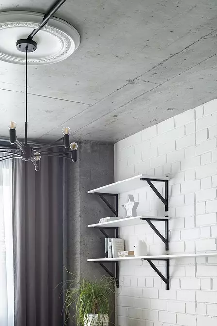 Teito de formigón, paredes de ladrillo e mobles IKEA: interior de apartamento de estilo loft 4442_42