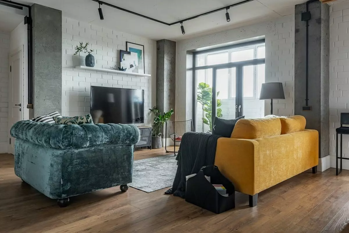 Teito de formigón, paredes de ladrillo e mobles IKEA: interior de apartamento de estilo loft 4442_6