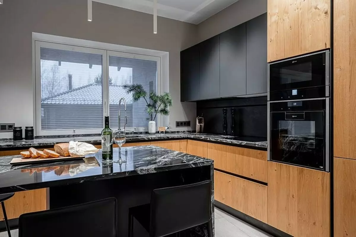 วิธีการวางแผนห้องครัวโดยหน้าต่างในบ้านส่วนตัว: เคล็ดลับสำหรับการเปิดหน้าต่าง 4 ประเภท 4491_100
