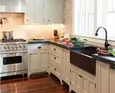 Hoe kinne jo de keuken troch it finster planje yn in priveehûs: Tips foar 4 soarten finster-iepeningen 4491_106