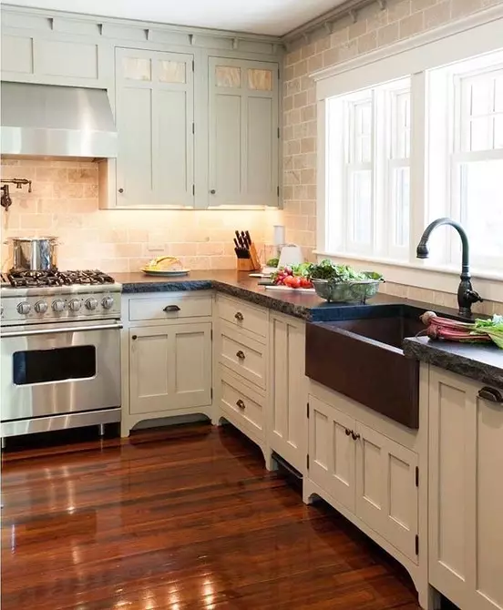 Hogyan kell megtervezni a konyhát az ablakhoz egy magánházban: Tippek 4 típusú ablaknyílásokhoz 4491_110