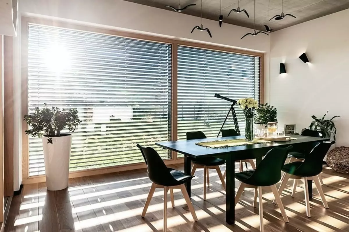 วิธีการวางแผนห้องครัวโดยหน้าต่างในบ้านส่วนตัว: เคล็ดลับสำหรับการเปิดหน้าต่าง 4 ประเภท 4491_18