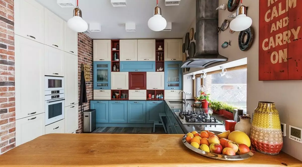 Πώς να σχεδιάσετε την κουζίνα από το παράθυρο σε ένα ιδιωτικό σπίτι: Συμβουλές για 4 τύπους ανοιγμάτων παραθύρων