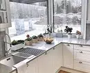 Hogyan kell megtervezni a konyhát az ablakhoz egy magánházban: Tippek 4 típusú ablaknyílásokhoz 4491_26