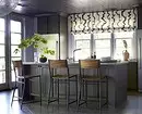 Πώς να σχεδιάσετε την κουζίνα από το παράθυρο σε ένα ιδιωτικό σπίτι: Συμβουλές για 4 τύπους ανοιγμάτων παραθύρων 4491_36