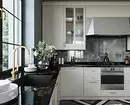 Jak zaplanować kuchnię przy oknie w prywatnym domu: wskazówki dotyczące 4 rodzajów otworów okiennych 4491_38