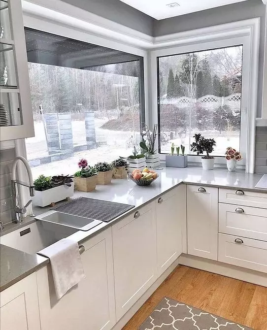 Sådan planlægger du køkkenet ved vinduet i et privat hus: Tips til 4 typer vinduesåbninger 4491_44
