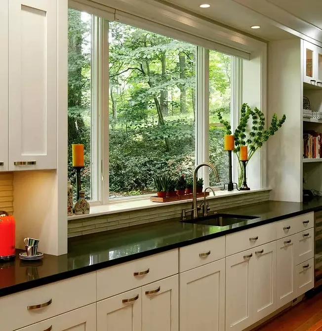 Как да планирате кухня до прозореца в частна къща: съвети за 4 вида отвори за прозорци 4491_45