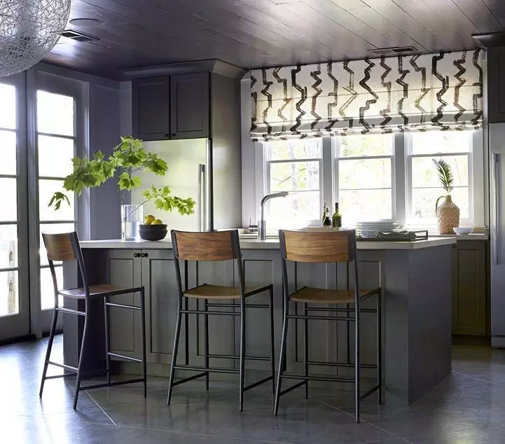 Πώς να σχεδιάσετε την κουζίνα από το παράθυρο σε ένα ιδιωτικό σπίτι: Συμβουλές για 4 τύπους ανοιγμάτων παραθύρων 4491_54